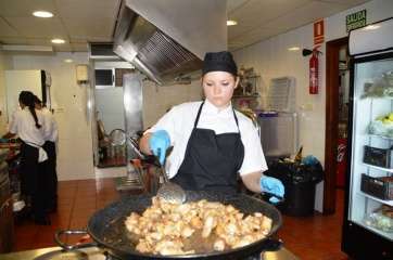 Cocinera en los fogones de 'Las 6 Calabazas' (Foto TA)