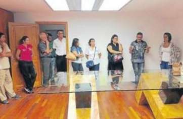 Gregorio Viera y Saraiba Leal, ayer en una reunión con los puesteros del mercado (Foto C7).