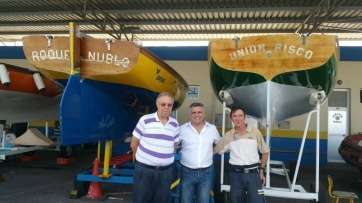 Marco Antonio Cabrera (c) con el presidente de la Federación Canaria de Vela Latina Canaria (d) (Foto TA)