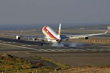 Avión tomando tierra en el Aeropuerto de Gran Canaria (Foto TA)