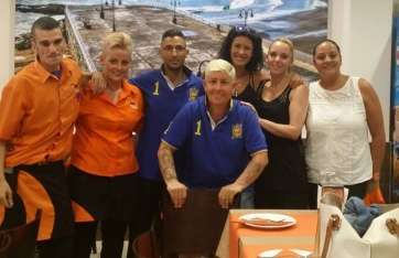 Imagen de familia del personal del restaurante La Rubia (Foto TA)