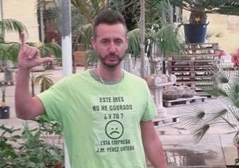 Un trabajador, mostrando con una camiseta su descontento (Foto TA)