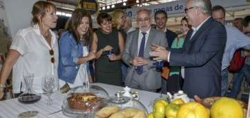 La alcaldesa Carmen Hernández recibe a la Corporación insular en el stand de Telde (Foto TA)