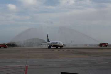 El avión de Ryanair  fue recibido en el aeropuerto grancanario con el tradicional arco de agua por los bomberos del aeródromo (Foto TA)