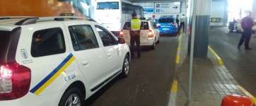 Policía Local de Telde controla a taxistas de otros municipios en Gando (foto TA)