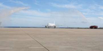 El avión fue recibido en el aterrizaje por el tradicional arco de agua de los bomberos del aeropuerto (Foto TA)