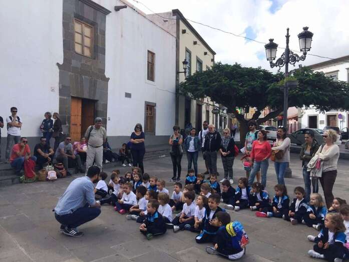 Los pequeños del CEIP Iberia, este jueves en la plaza de San Juan (Foto TA)