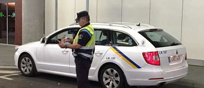 Taxis controlado por un agente policial a su llegada a Gando (Foto TA)