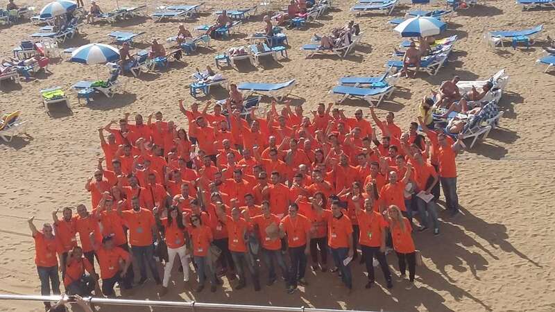 El personal seleccionado por Bricomart su centro de Jinámar (Foto TA)