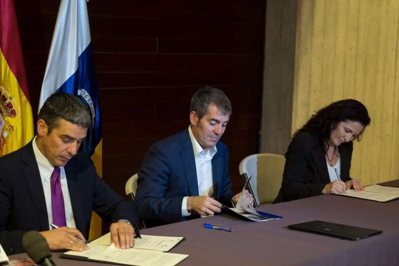 El presidente del Gobierno de Canarias, Fernando Clavijo, presidió la firma del convenio (Foto TA)