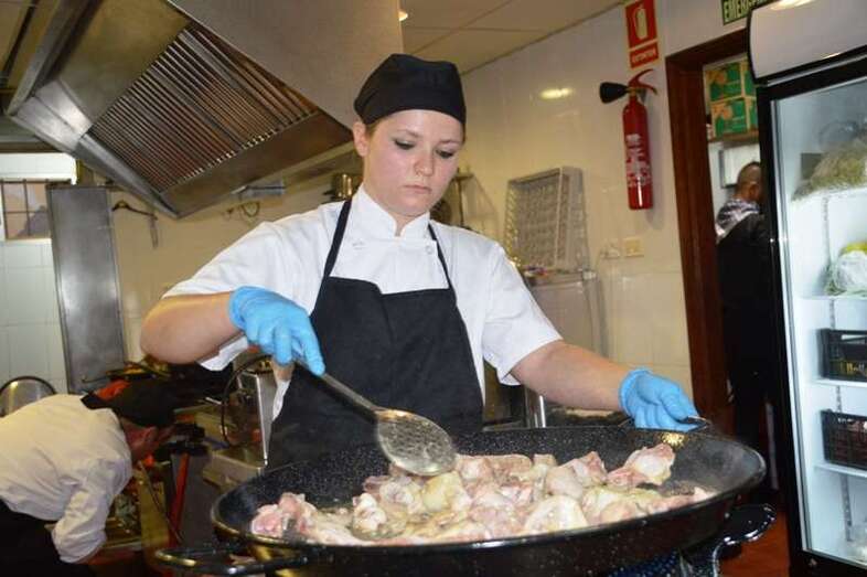 Cocinera del restaurante (Foto TA)
