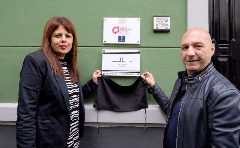 La primera placa colocada en el taller del diseñador José García (Foto TA)