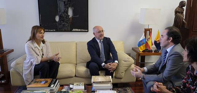 El presidente del Cabildo, Antonio Morales, con Javier Sánchez, presidente de Vueling (Foto TA)