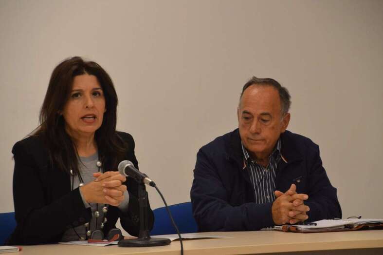 La alcaldesa y el presidente de los empresarios de El Goro, Francisco Pérez, hoy en la decisiva reunión de este viernes (Foto TA)