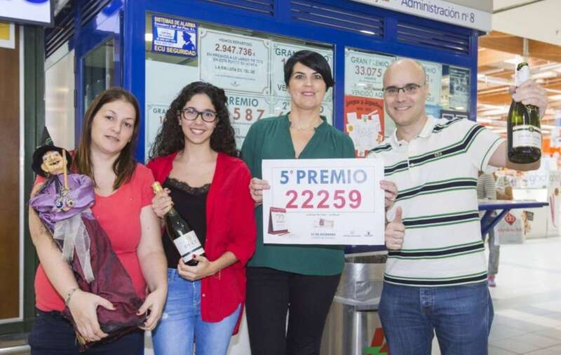 Alberto Suárez y sus empleados celebran la venta de uno nuevo premio del Sorteo de Navidad (Foto Borja Suárez-C7)