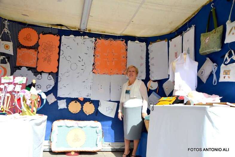 La artesana teldense Josefa Dolores Peña, junto a sus creaciones en la Feria de Artesanía de San Telmo (Foto Antonio Alí)