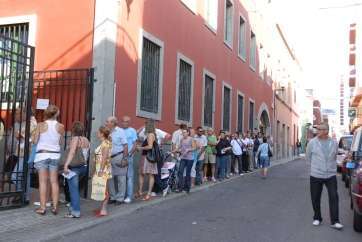 Cola de personas ante la oficina de empleo de Telde (Foto TA)