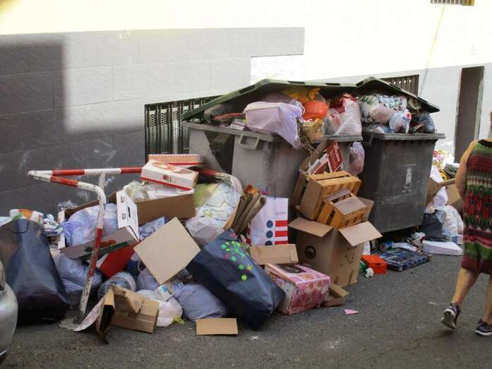 Recipientes a tope y rebosante en Jinámar (Foto TA)