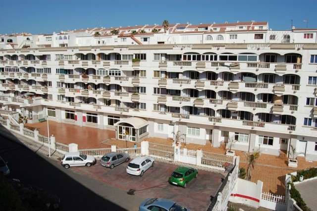 Edificio del desaparecido hotel Bahía Mar, reconvertido en viviendas (Foto TA)