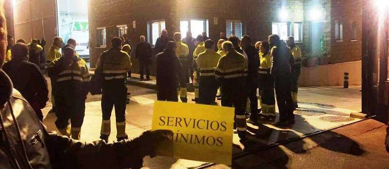 Imagen de los trabajadores en el punto de logístico de FCC en El Goro (Foto TA)