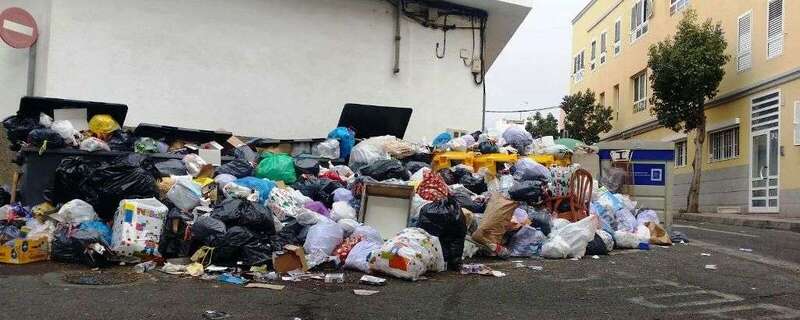 Basura acumulada en un punto de recogida de Telde (Foto TA)
