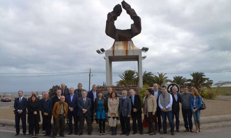 Empresarios y autoridades delante de la placa colocada en la rotonda de la escultura Goro, de Máximo Riol (Foto TA)