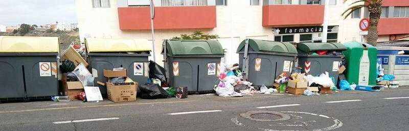 Basura junto a contenedores en la carretera general de San Antonio (Foto TA)