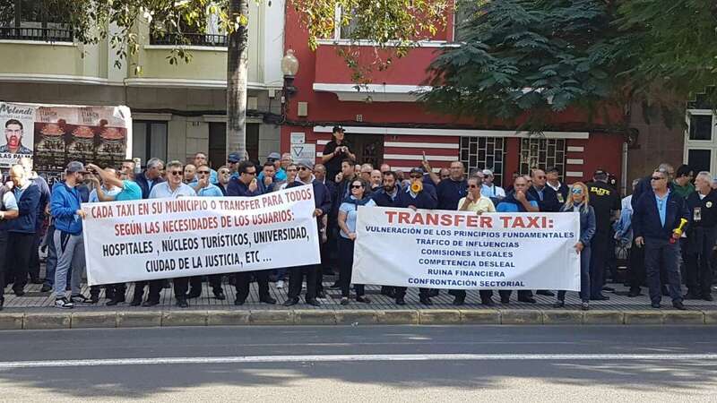 Concentración de taxistas ante la sede de la Consejería de Transportes del Cabildo de Gran Canaria (Foto TA)