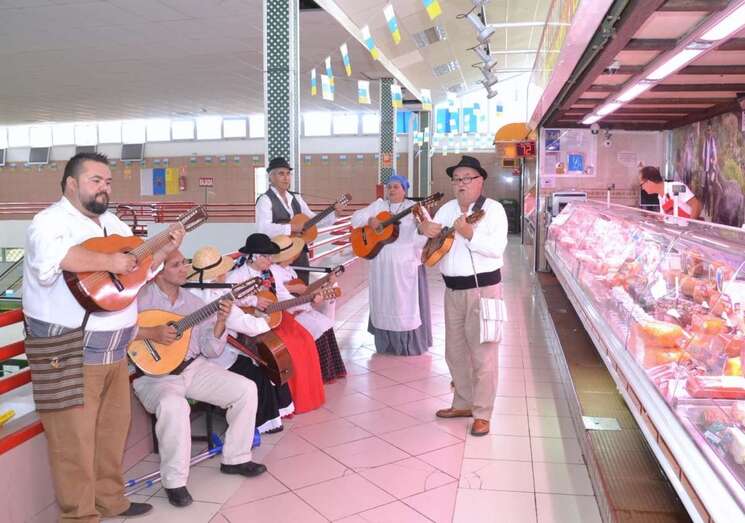 Un grupo folclórico anima el recinto municipal (Foto TA)