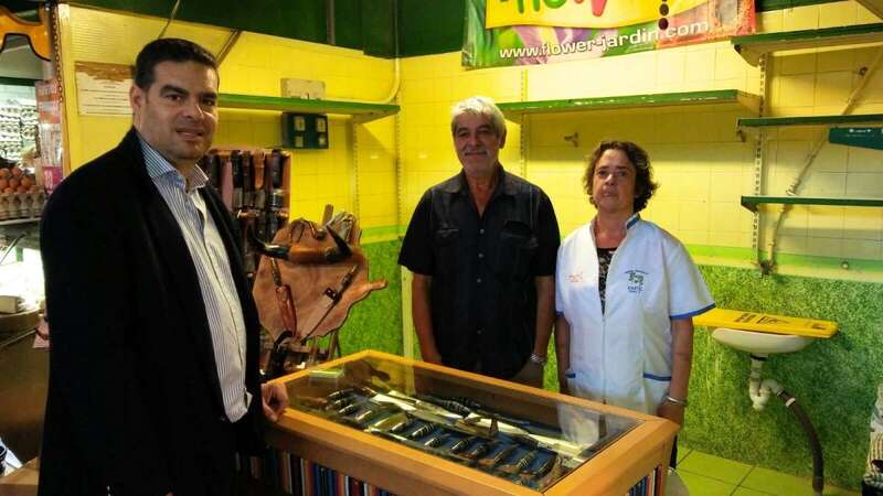 El edil Diego Ojeda junto a un artesano cuchillero y a la dirigente de los empresarios del Mercado, Ana Jiménez (Foto TA)