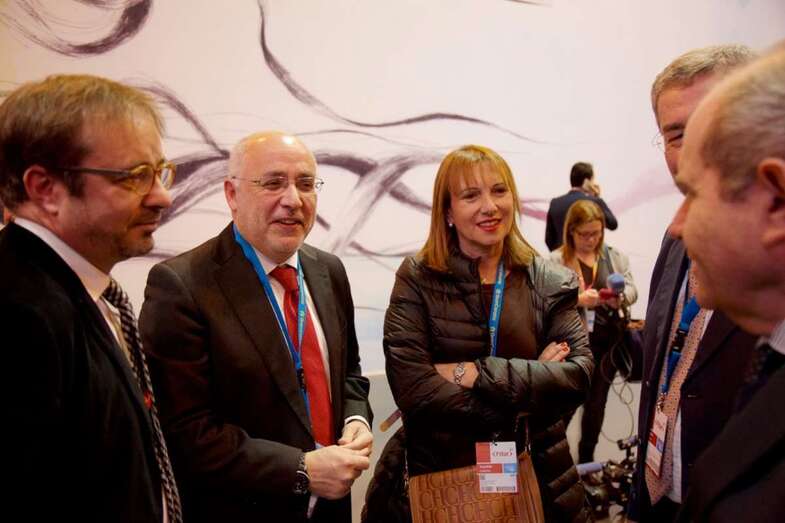 El presidente del Cabildo, Antonio Morales, y la consejera de Turismo, Inés Jiménez, con directivos de la compañía TAP (Foto TA)