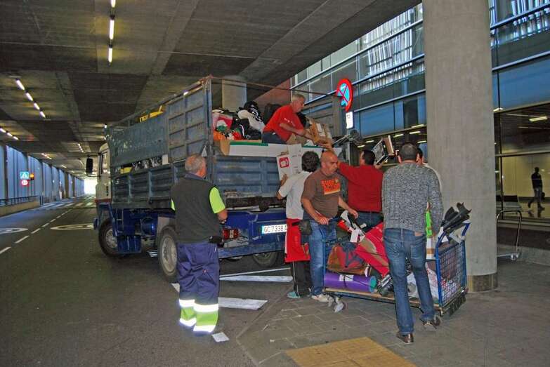 Un momento de la entrega de objetos perdidos (Foto TA)