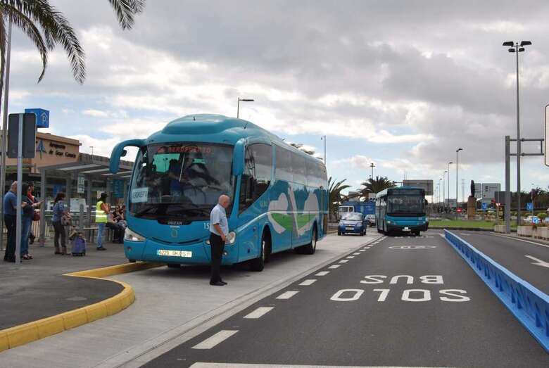 Imagen de la zona habilitada para la parada de guaguas en el Aeropuerto grancanario  (Foto TA)