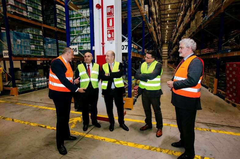 Ortega y Mendoza, ayer durante la visita a la nave del Grupo Carreras (Foto TA)