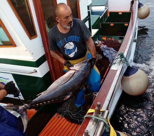 La tripulación del Aura del Carmen, durante la maniobra de descarga el pasado domingo en Taliarte (Foto TA)