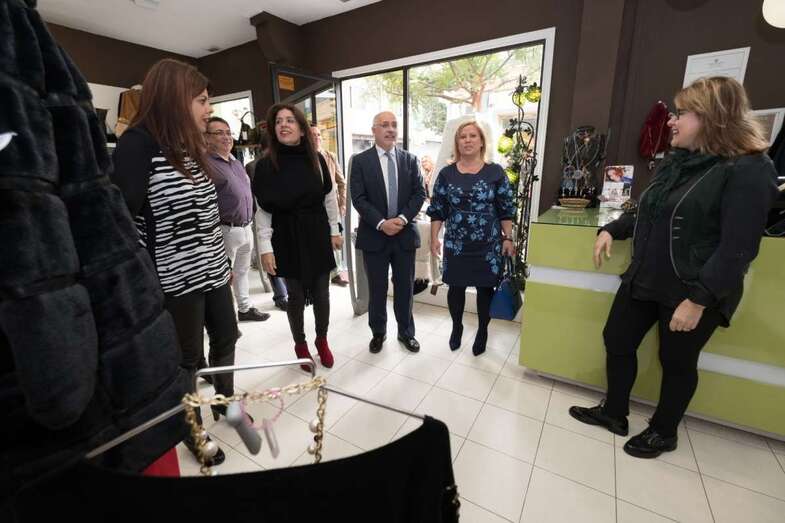 El presidente Antonio Morales, la consejera Minerva Alonso y la alcaldesa Carmen Hernández, recientemente durante una visita a Los Llanos (Foto TA)