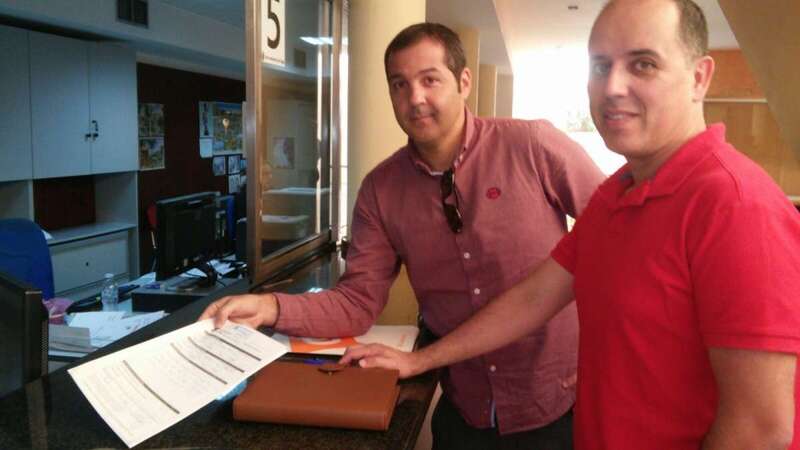 Representantes de Ciudadanos Telde, presentando el escrito en el Ayuntamiento (Foto TA)