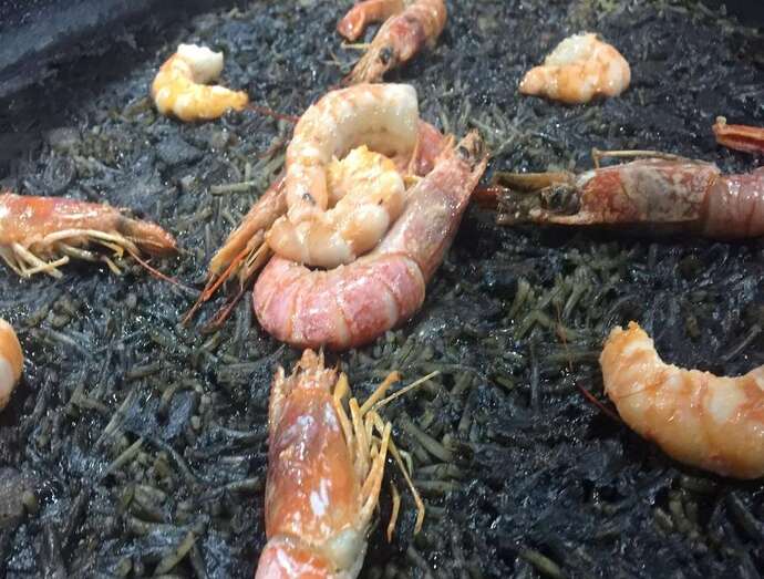 Fideuá negra (Foto TA)