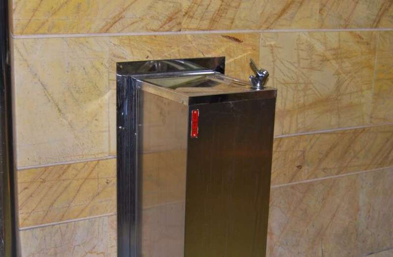 Imagen de uno de los dispensadores de agua potable instalados en los aeródromos de Canarias (Foto TA)