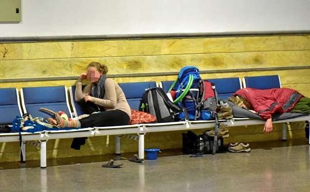 Personas que duermen en el Aeropuerto de Gran Canaria (Foto Arcadio Suárez-C7)