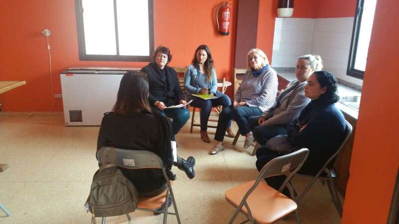 La concejala Celeste López, reunida con un grupo de empresarios de Melenara (Foto TA)