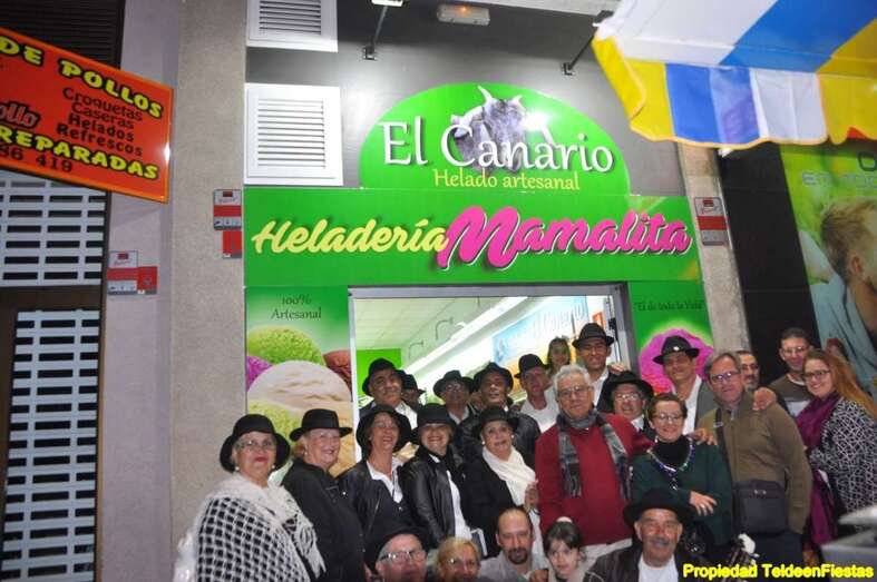 El propietario y amigos delante del local inaugurado anoche en la capital grancanaria (Foto Teldeenfiestas)