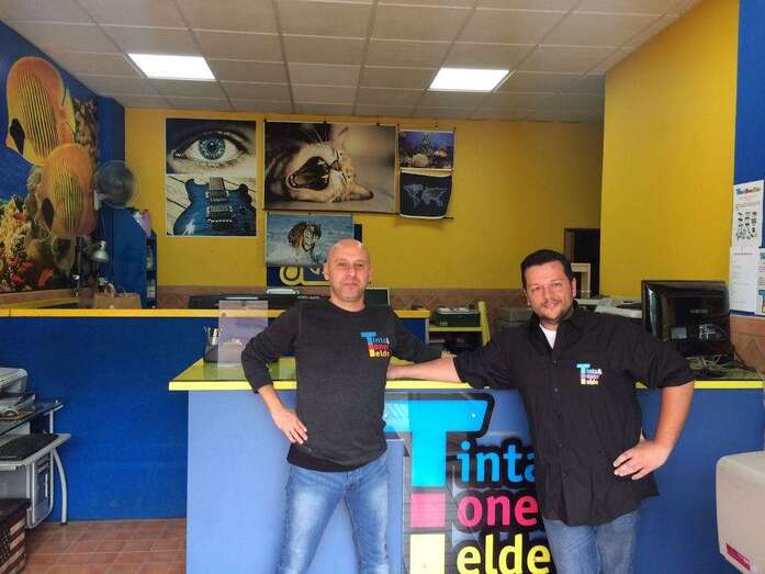Manuel Santana y su empleado, en la tienda del Callejón del Castillo (Foto TA)