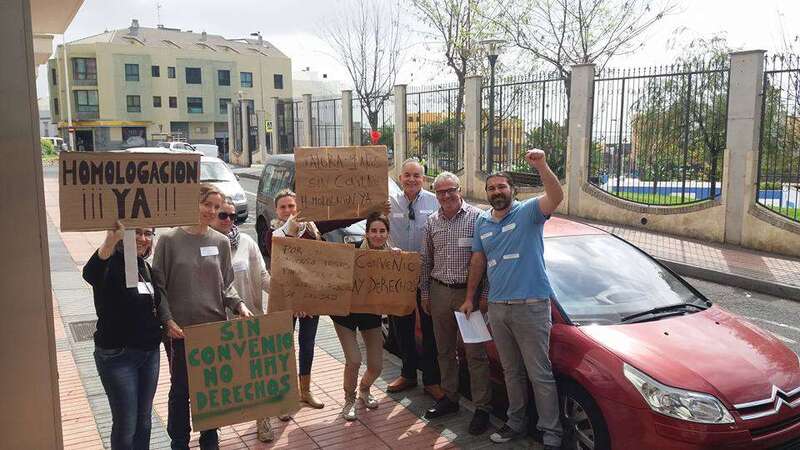 Grupo de trabajadores de Valora a las puertas de las oficinas de Telde (Foto TA)