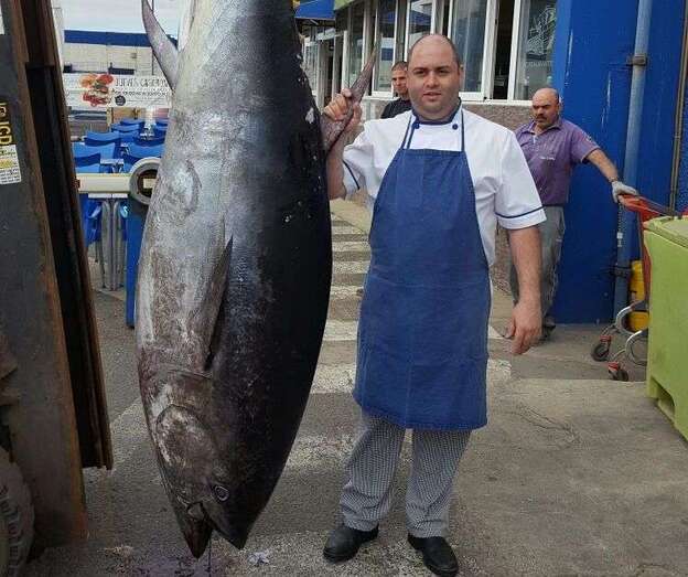 El gerente y chef de La Cofradía de Taliarte, Daniel Pérez, junto a la pieza adquirida (Foto TA)