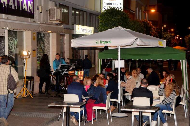 Terrazas con clientes en la zona de Los Llanos, el pasado sábado (Foto TA)