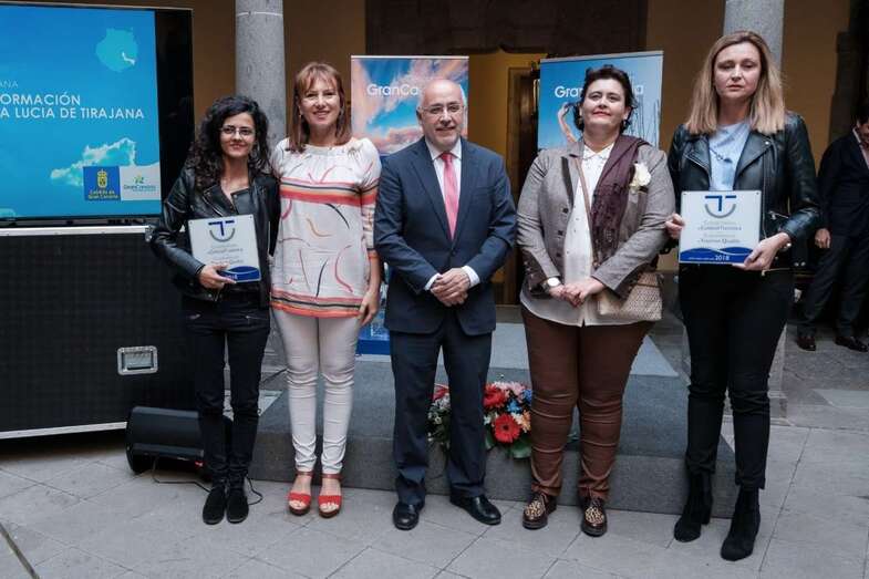 La concejala Celeste López y la técnico municipal Mara Vega recogieron el distintivo (Foto TA)