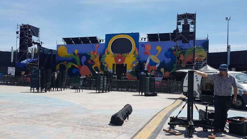 Instalación de las cámaras en el escenario del Carnaval de Telde, esta mañana (Foto TA)