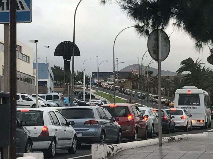 Colas de vehículos en la ciudad de Telde (Foto TA)