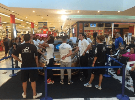 Los concursantes deberán permanecer en todo momento con una mano en el vehículo (Foto TA)